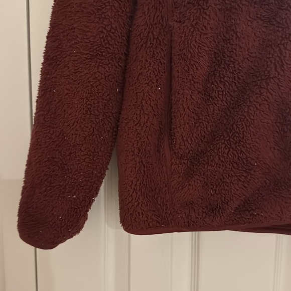 Red Zip Up Uniqlo - Picture 3 of 4